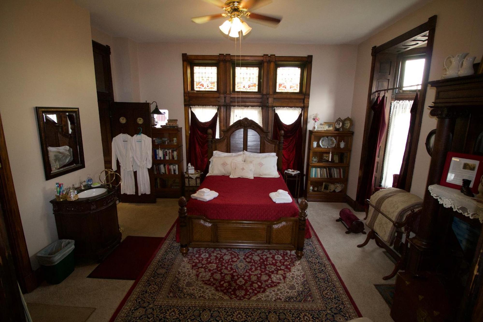 Mansion On The Mile B&B Индианаполис Экстерьер фото